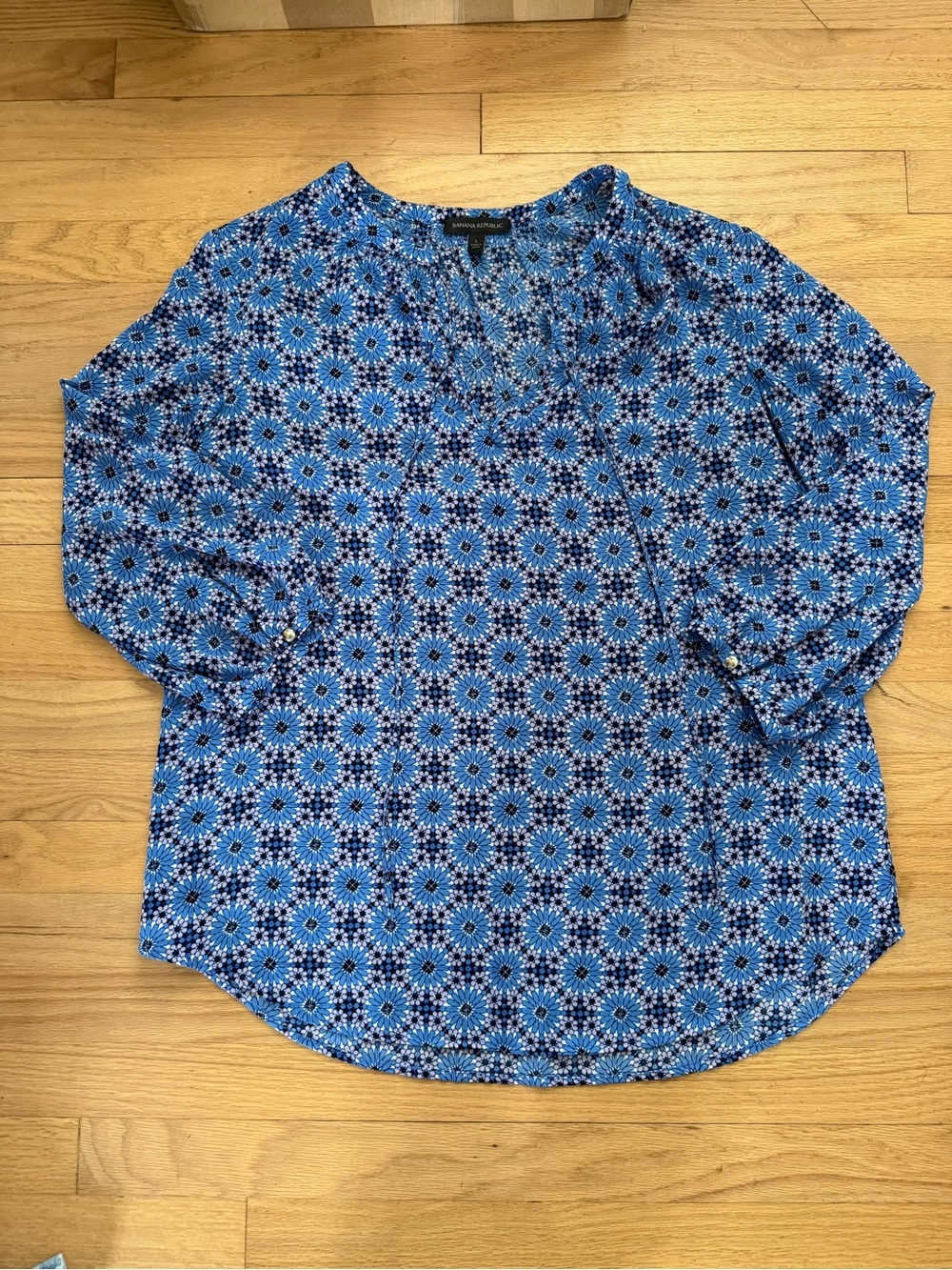 Banana Republic Large Blue Floral Geometric Flowy V Neck Blouse